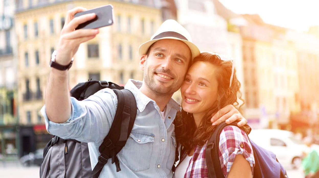 La razón por la que debes publicar fotos con tu pareja en Facebook o