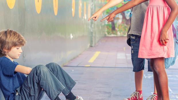 Un grupo de niños hacen la vida imposible a un menor al que le gusta leer y las redes sociales se vuelcan con él