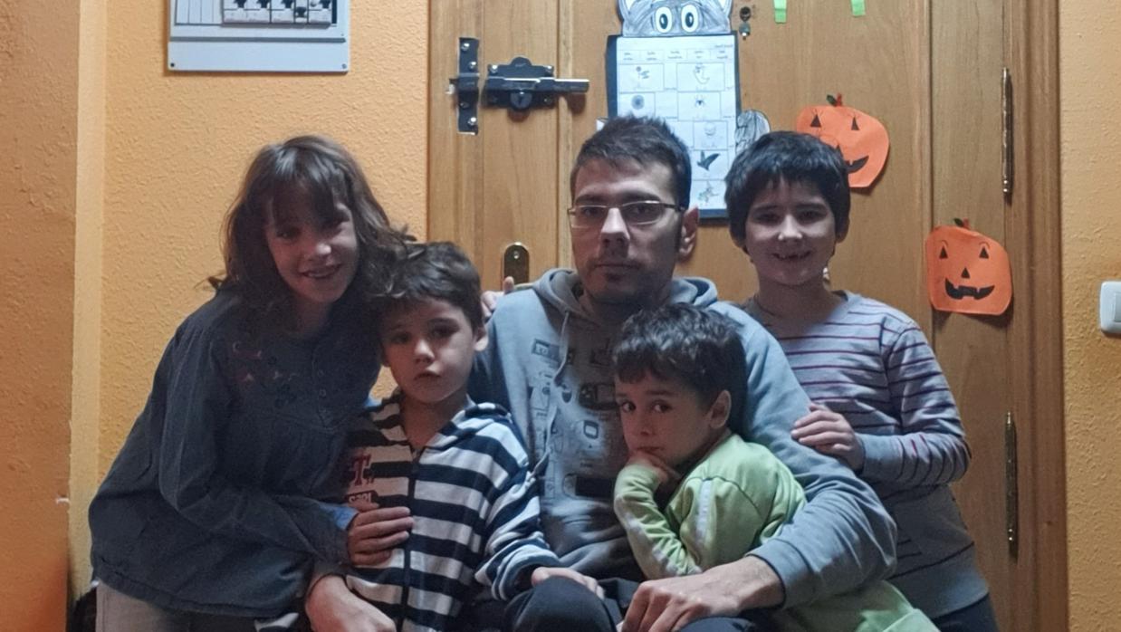 César Pérez junto a sus cuatro hijos