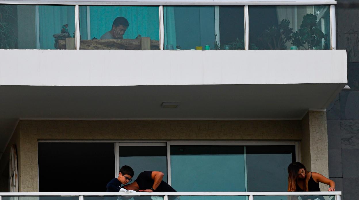 Una familia limpia su balcón