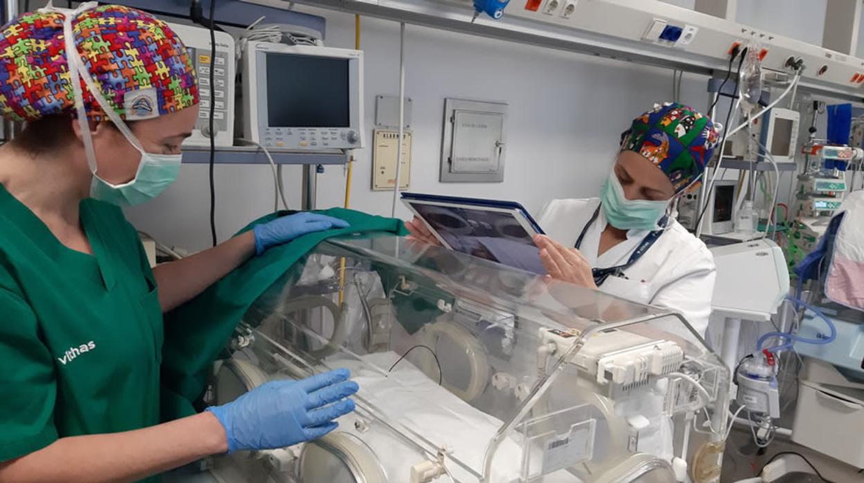 Desde la UCI Neonatal de Vithas 9 de Octubre, el su equipo médico muestra a los padres a sus bebés a través de una tableta