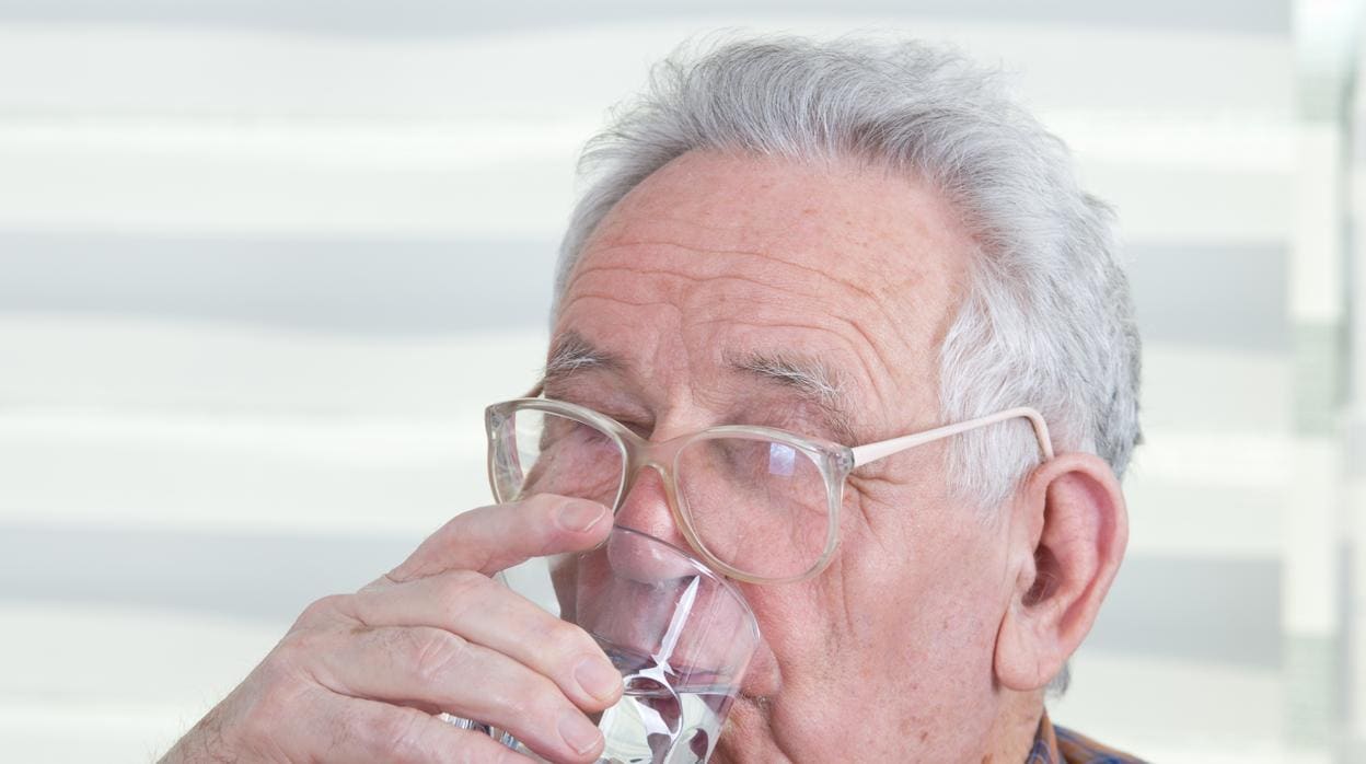 Mantener una buena hidratación, clave para la salud de nuestros mayores