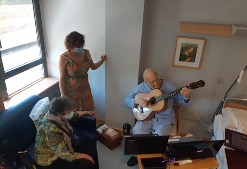 Artiel toca la guitarra en presencia de su mujer Isabel y su hija Amanda