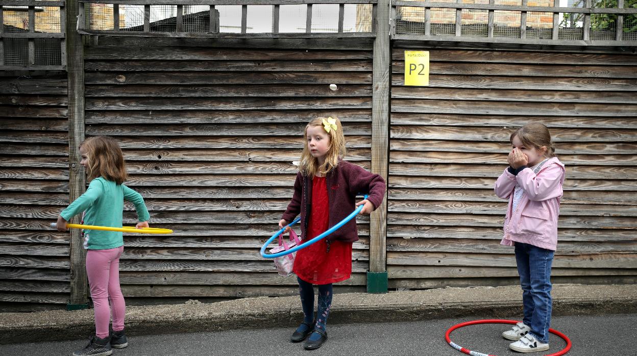 Los niños usan aros para el distanciamiento social en una escuela en Londres