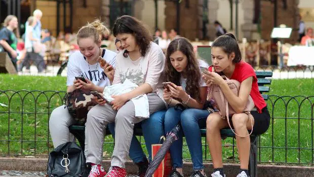 Ocho de cada 10 adolescentes son conscientes de que utilizan demasiado su teléfono móvil
