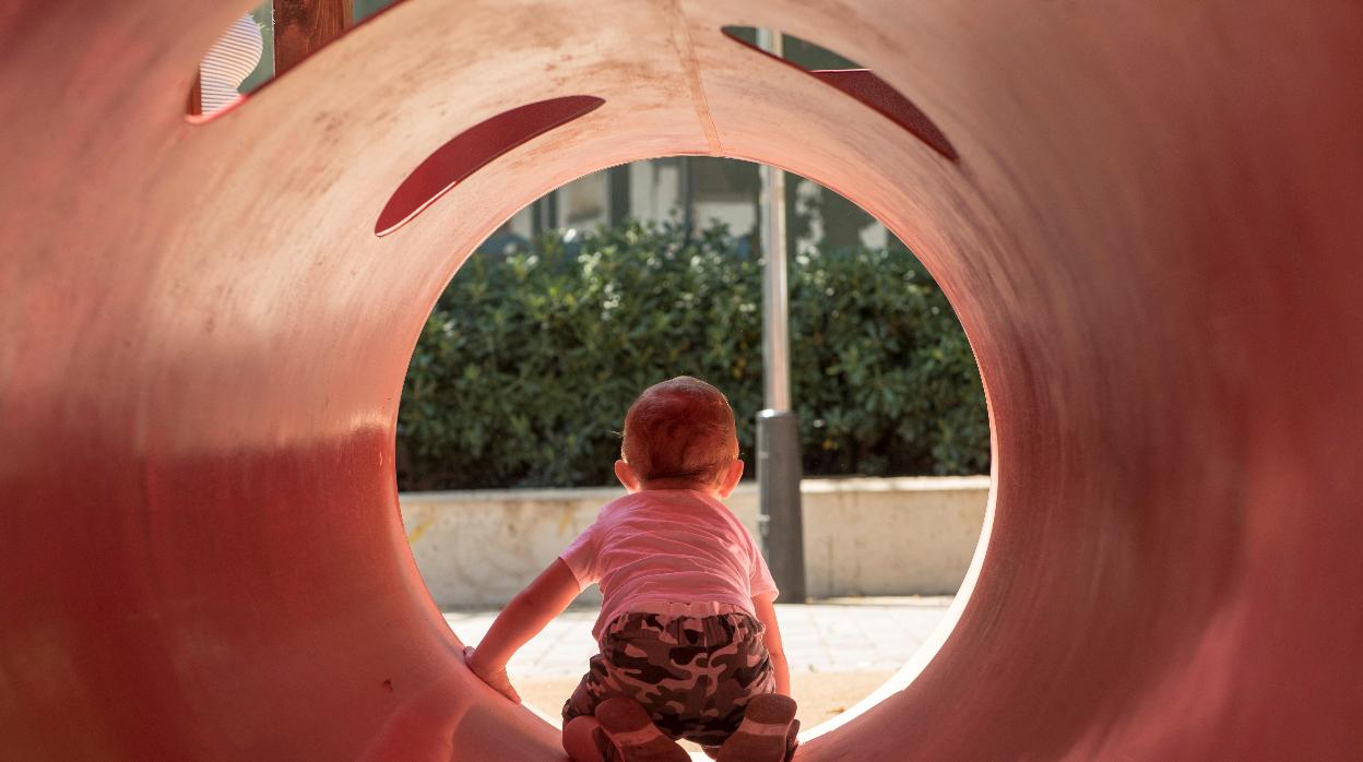 Un niño juega en un parque al abrirse tras el fin del estado de alarma