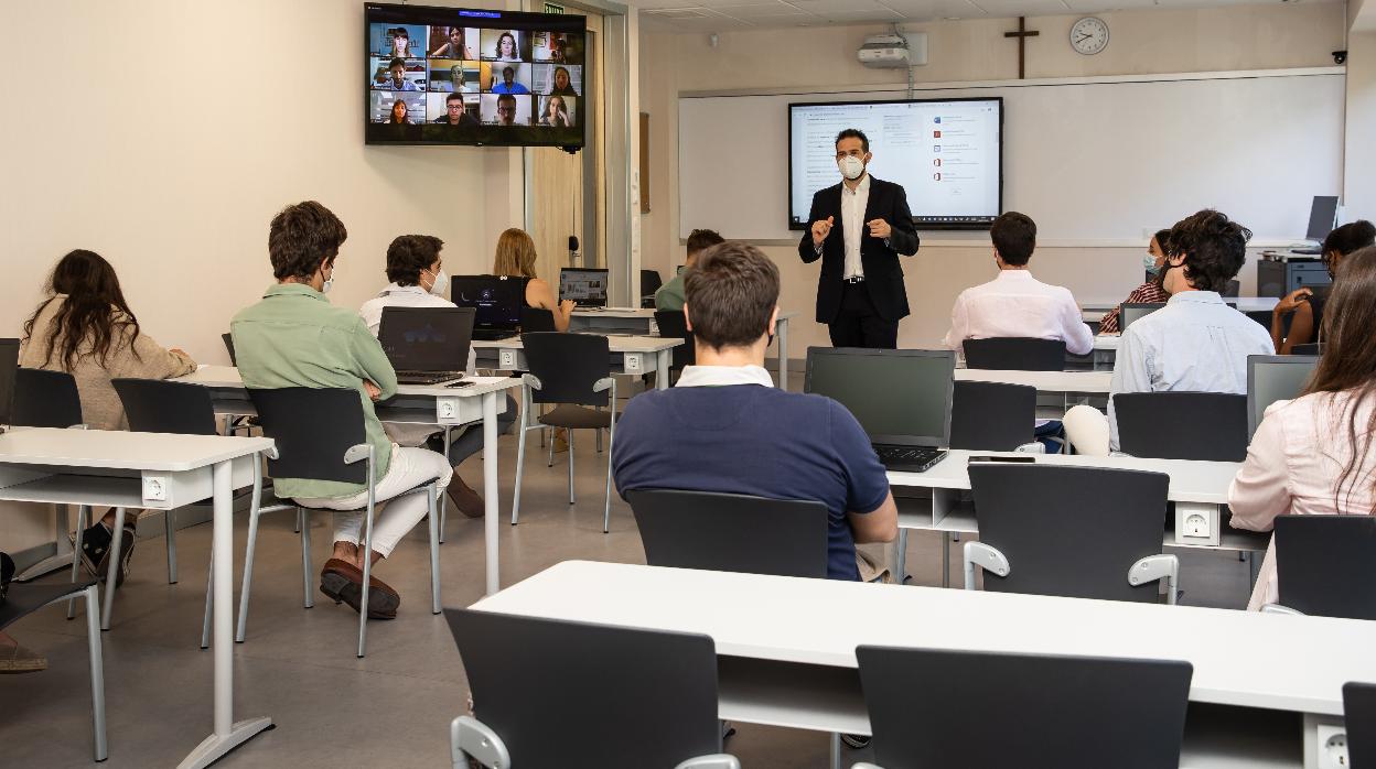 La Universidad CEU San Pabloe ha dotado sus aulas de un sistema HyFlex