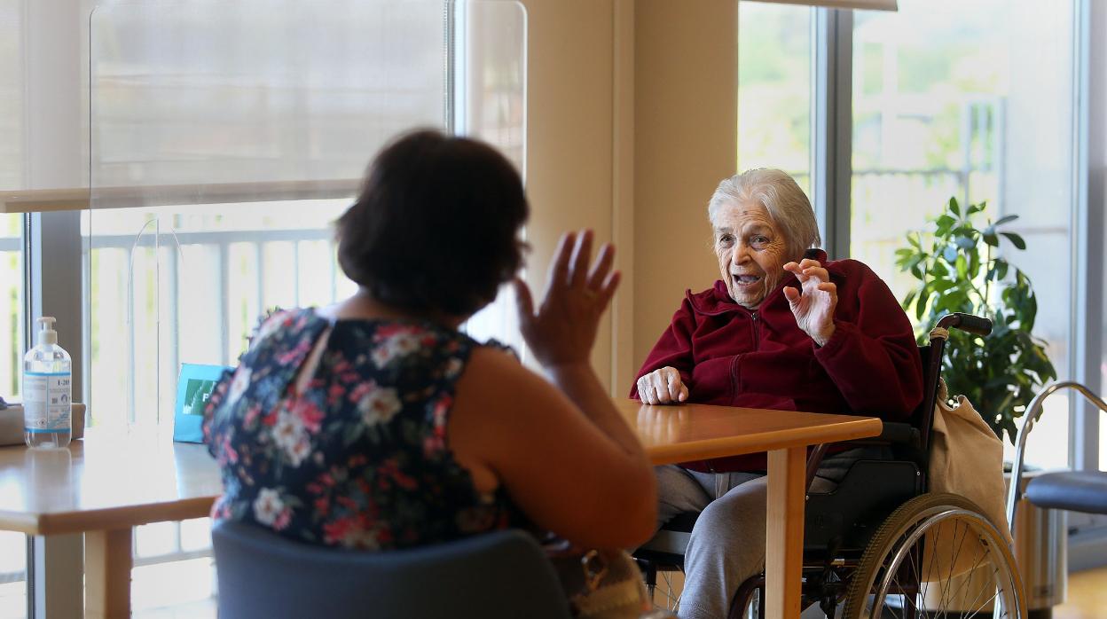 Más autonomía y menos paternalismo: los expertos piden revisar atención a ancianos