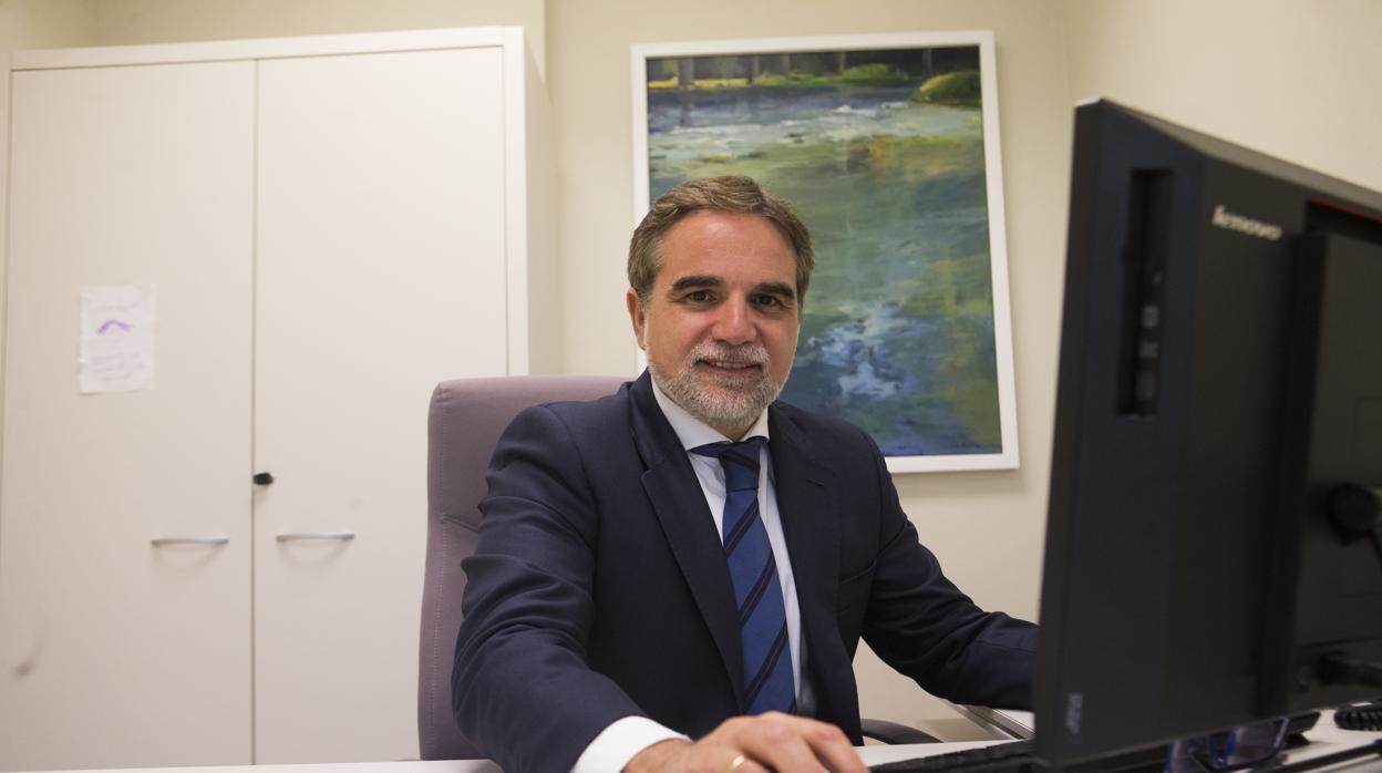 Javier Quintero, psiquiatra: «Tenemos que ayudar a los niños a manejarse en las distancias, sin abrazos, sin recreos multitudinarios o en grupos burbuja»