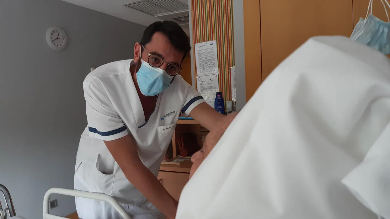 El doctor García de la Puente atendiendo a uno de sus pacientes
