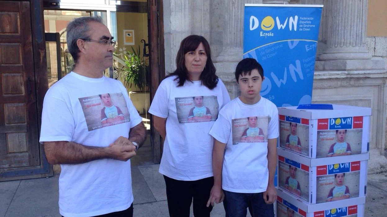 Rubén junto a sus padres en una imagen del año 2015