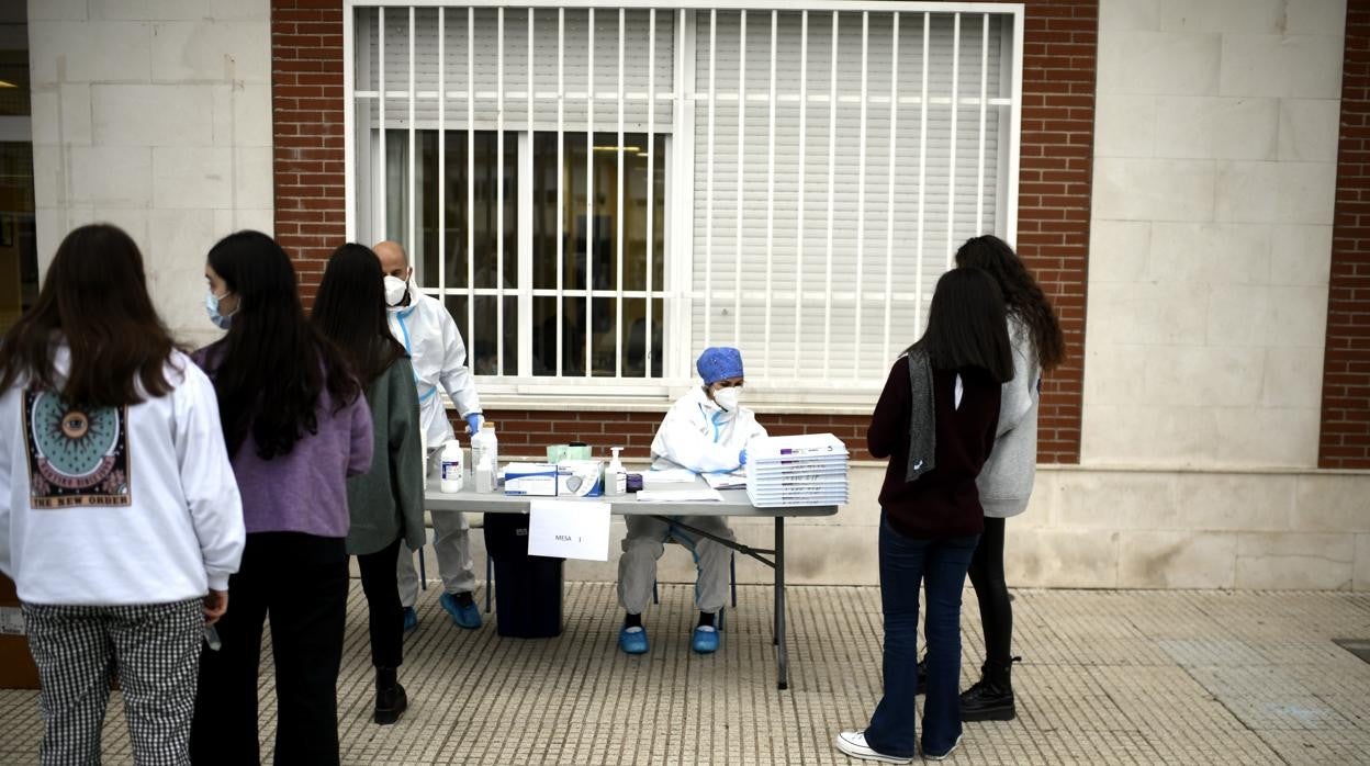 ¿Es legal realizar pruebas PCR a menores en colegios sin la presencia de los padres?