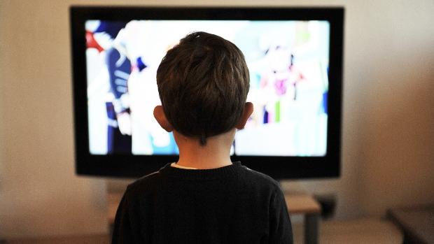 Limitar la publicidad en televisión pueden reducir la obesidad infantil