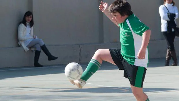 Niño Bebé Feliz Juega Con Una Pelota De Fútbol En Un Estudio
