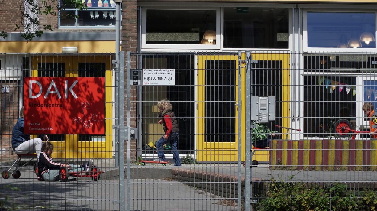 Niños en un colegio de La Haya. Familias como las de Antje, una niña de 11 años que pasó tres encerrada en casa con el trauma y el «desgaste profesional» que le provocaron sus intentos de adaptarse al ritmo de su clase, tratan de conseguir que Países Bajos califique de «discapacidad» la superdotación intelectual y garantizar a sus hijos una educación adecuada