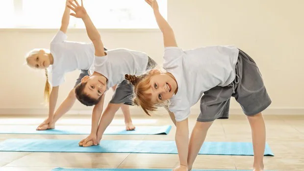 Si quieres mejorar la atención y la memoria de tu hijo, practica yoga con él