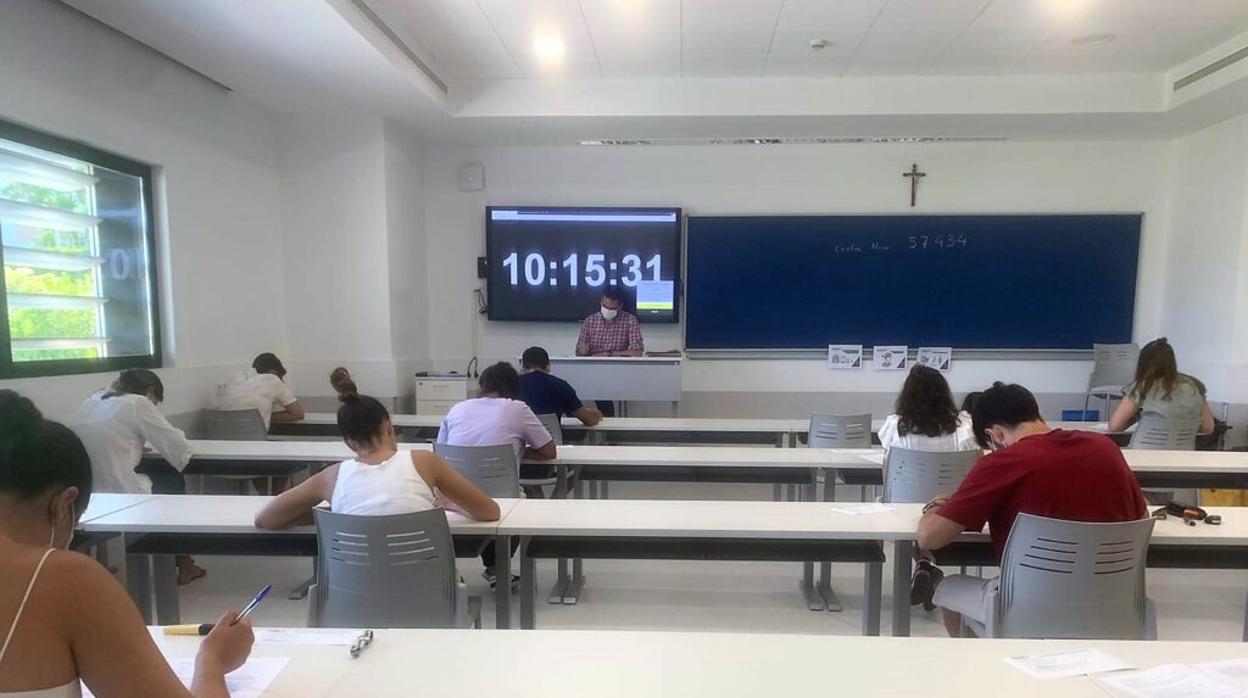 Alumnos realizando la prueba oficial de Trinity en la pasada convocatoria