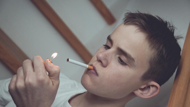 No hay una edad en la que se acepte que un hijo comience a fumar