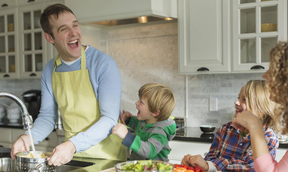 Siete ejercicios de risoterapia para hacer en familia y llenar la casa de carcajadas