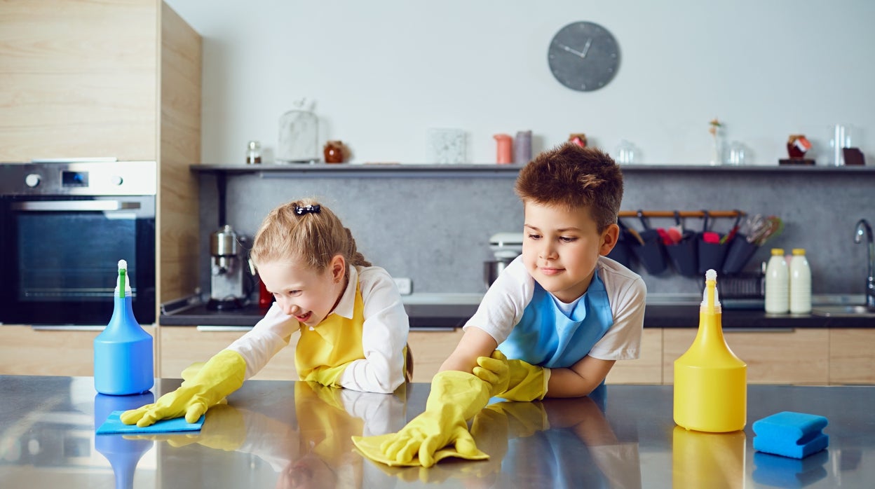 Dos niños, ayudando en labores domésticas