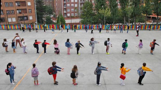 ¿Deberían los colegios revisar los grupos burbuja del inicio del curso?
