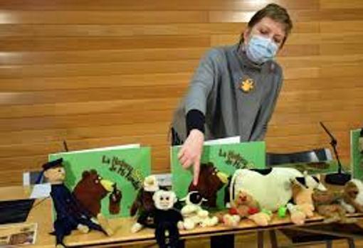 Judith Sáenz de Tejada junto a sus muñecos preferidos en la presentación de su libro