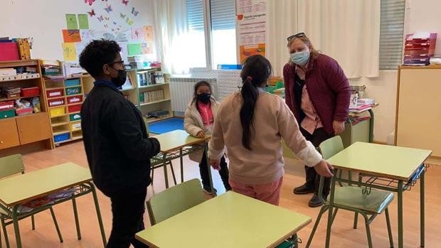Habla una maestra de pueblo: «La caravana de familias de Fundación Madrina ha salvado el colegio del cierre»