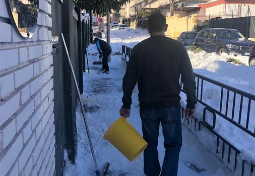 Cooperación tras el temporal: AMPA y familias se vuelcan en las labores de limpieza de Wisdom School Madrid