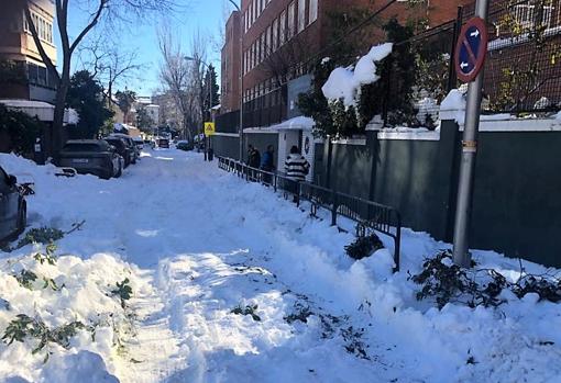 Cooperación tras el temporal: AMPA y familias se vuelcan en las labores de limpieza de Wisdom School Madrid