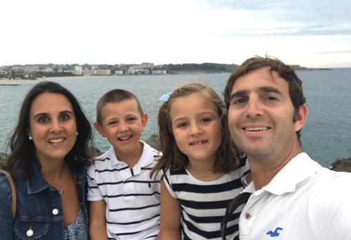 La pequeña María con su familia antes de conocer la enfermedad