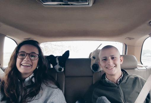 El emocionante gesto de dos adolescentes enamorados tras encontrar sentido a su lucha