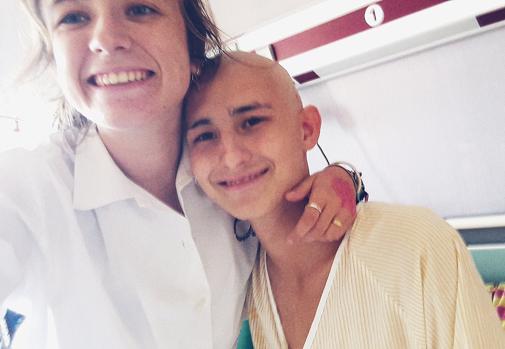 El emocionante gesto de dos adolescentes enamorados tras encontrar sentido a su lucha