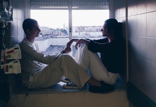 El emocionante gesto de dos adolescentes enamorados tras encontrar sentido a su lucha