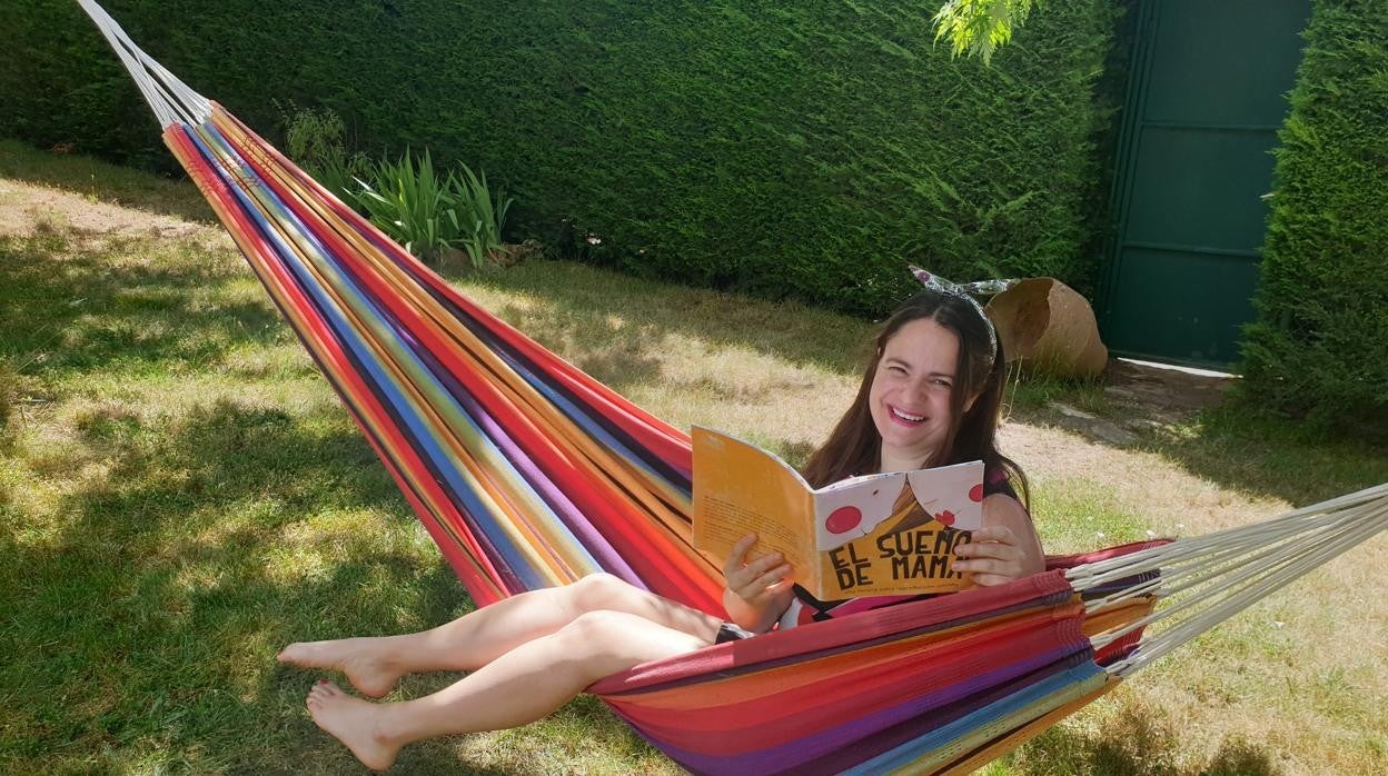 Nieves con su libro, 'El sueño de mamá'
