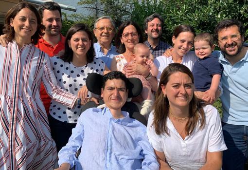 En la imagen, en uno de los encuentros familiares que tan feliz hacen a Xavi