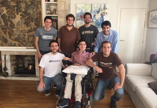 Por su personalidad y carisma, Xavi no ha dejado de recibir la visita de sus amigos