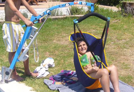 Xavi con una grúa que le permitía darse chapuzones en la piscina