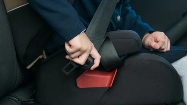 Alertan de que los alzadores para niños en el coche no garantizan «protección suficiente» en impactos laterales