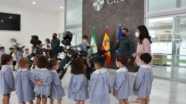 La Guardia Civil visita el Colegio CEU San Pablo Sevilla