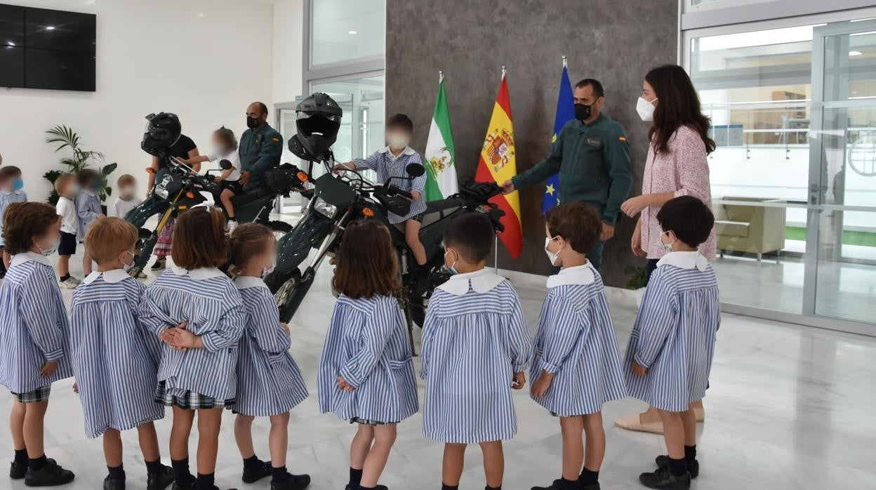 La Guardia Civil visita el Colegio CEU San Pablo Sevilla