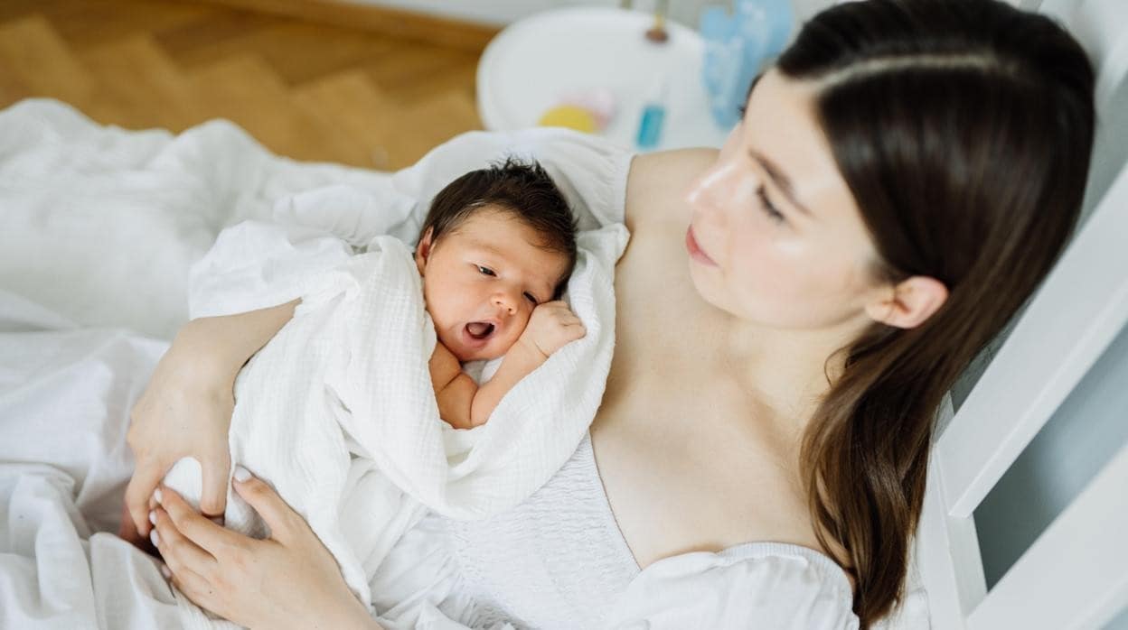 Los pediatras instan a implementar la lactancia desde el nacimiento, incluso en caso de COVID-19