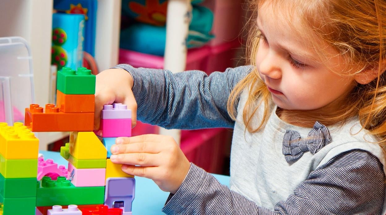 Niña jugando