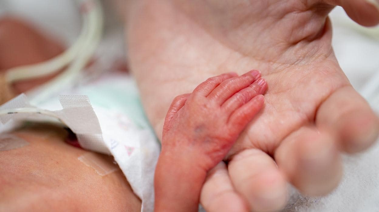 El bebé más prematuro del mundo ya gatea
