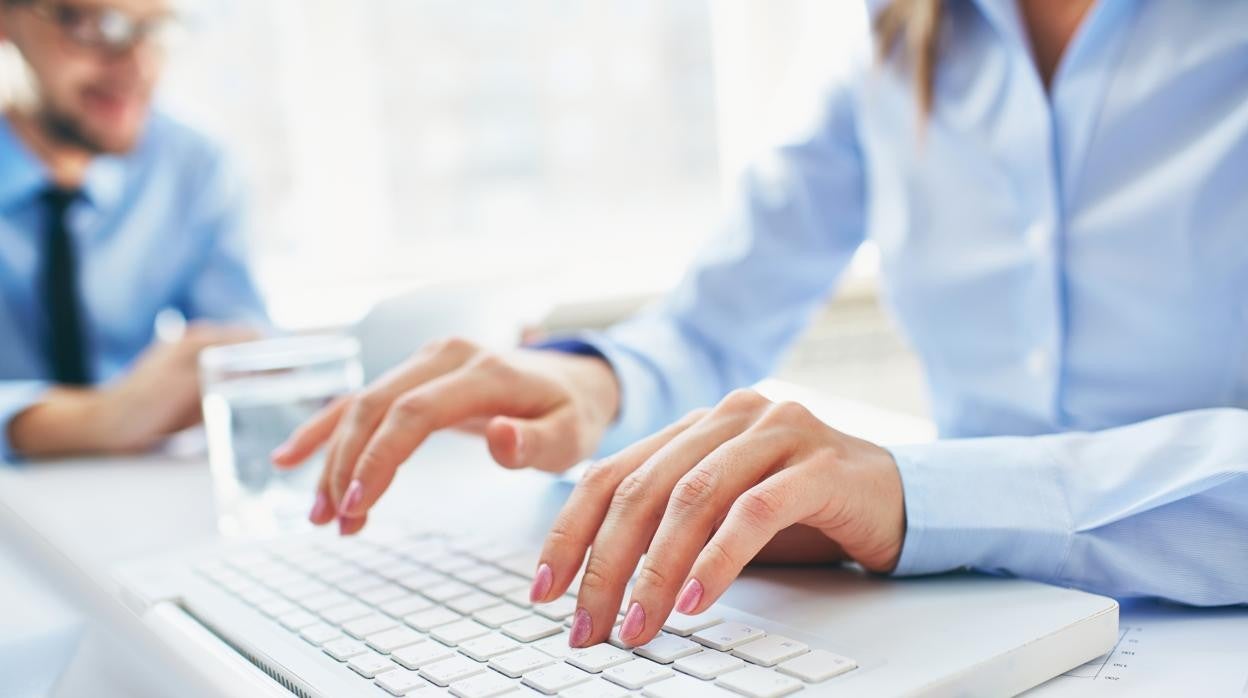 Persona escribiendo en un teclado