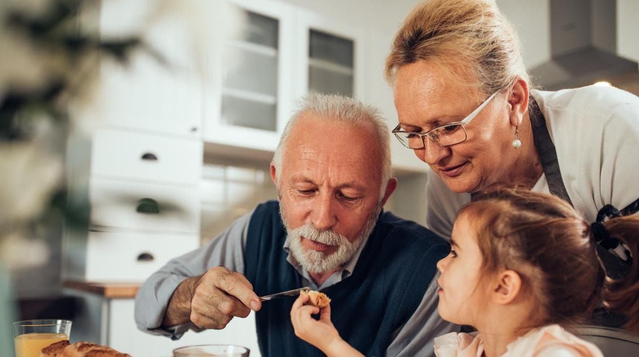 El 71% de las familias recurren a los abuelos para el cuidado de sus menores