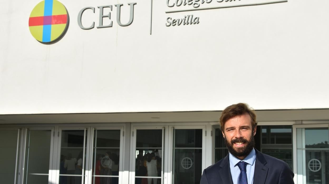 Julen Carreño, profesor del Colegio CEU San Pablo Sevilla, obtiene el Premio Internacional de Poesía «León Felipe» 2021