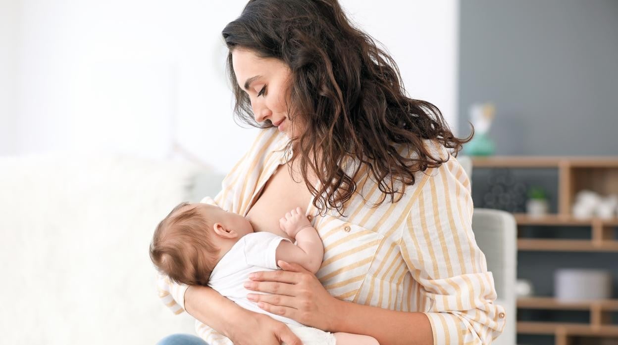 La lactancia no solo protege al bebé, también a la madre de sufrir patologías como el cáncer