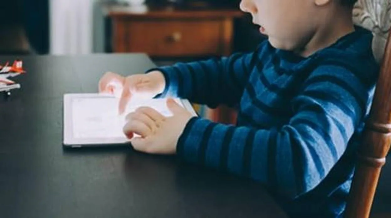 Los riesgos del uso excesivo de pantallas en niños