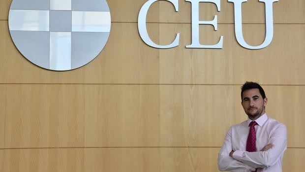 Docente del Centro de Estudios Profesionales CEU: «La educación de los niños es fundamental para el buen uso de las "apps"»