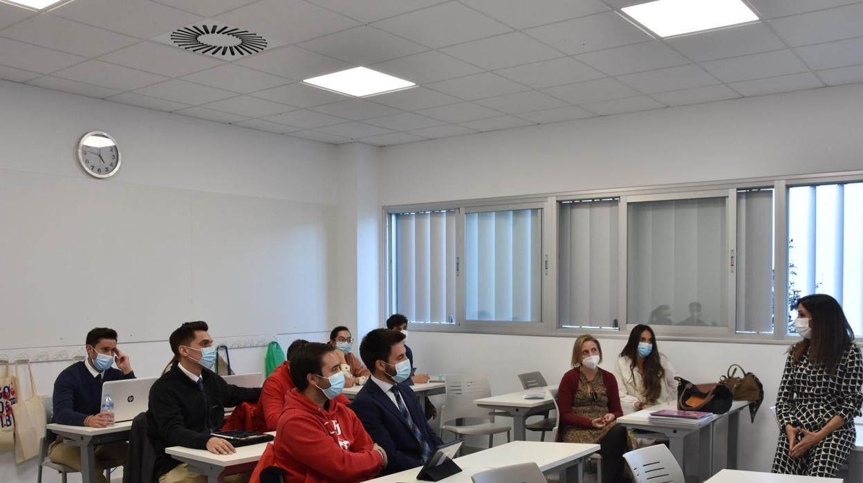 El equipo docente del Colegio CEU San Pablo Sevilla recibe formación sobre la implantación del Ipad en el aula